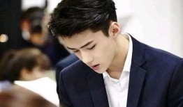 吴世勋爆料恋情视频,甜蜜互动引粉丝热议